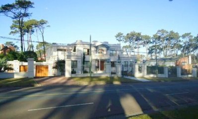 Casa en venta - 5 suites - gran parque- piscina