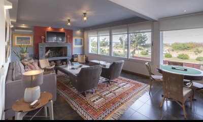 Impecable y moderna casa frente al mar !