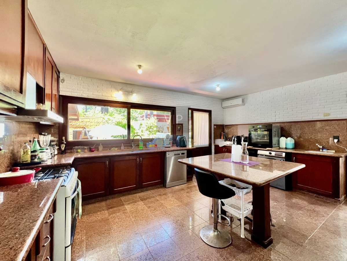 Casa ID.2137 - Casa en barrio residencial con 3000 m2 de parque 
