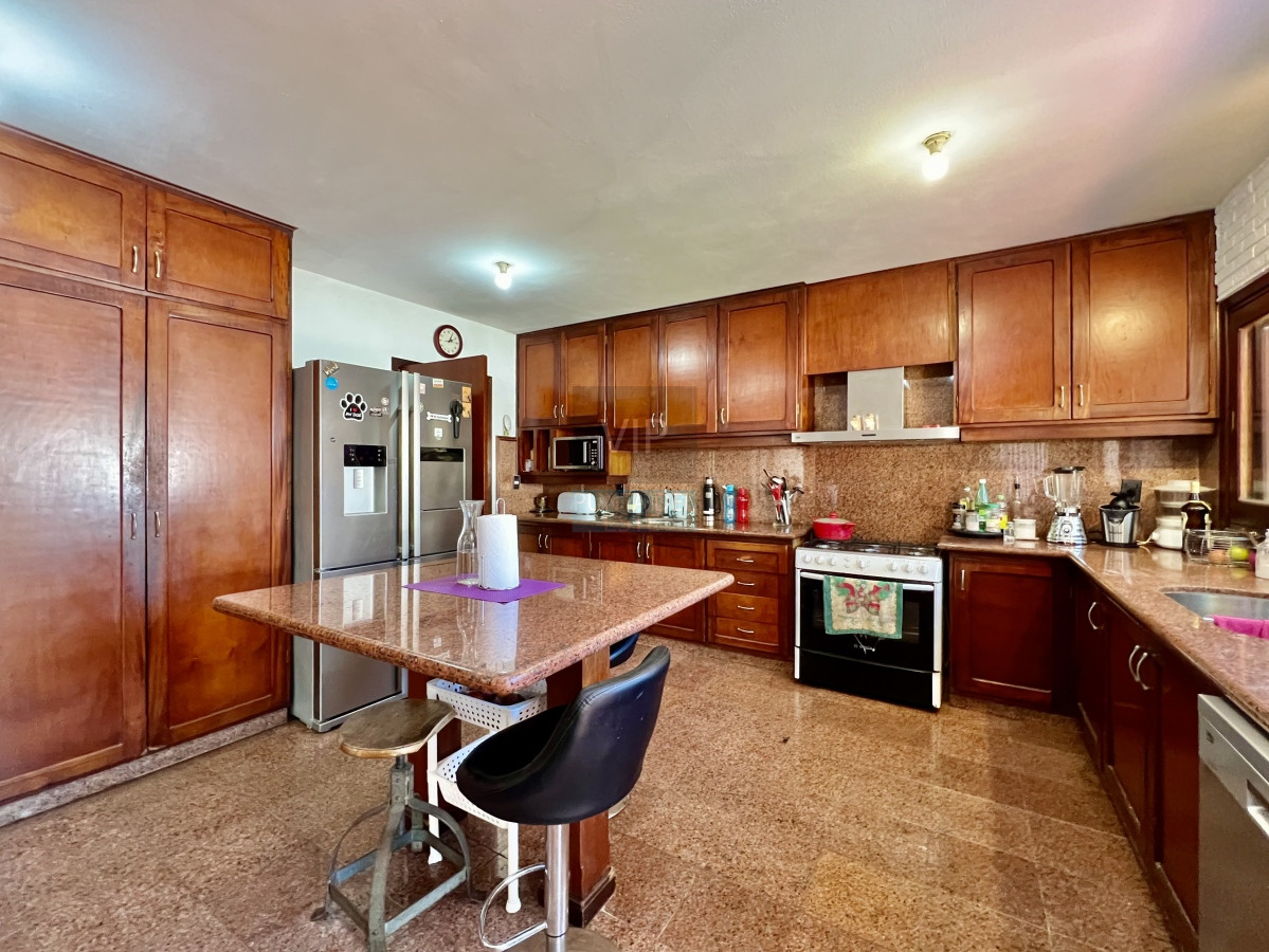 Casa ID.2137 - Casa en barrio residencial con 3000 m2 de parque 