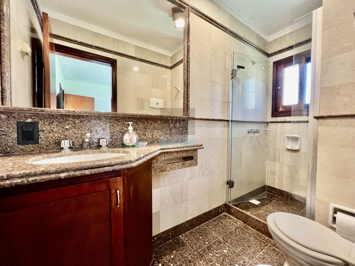 Casa ID.2137 - Casa en barrio residencial con 3000 m2 de parque 