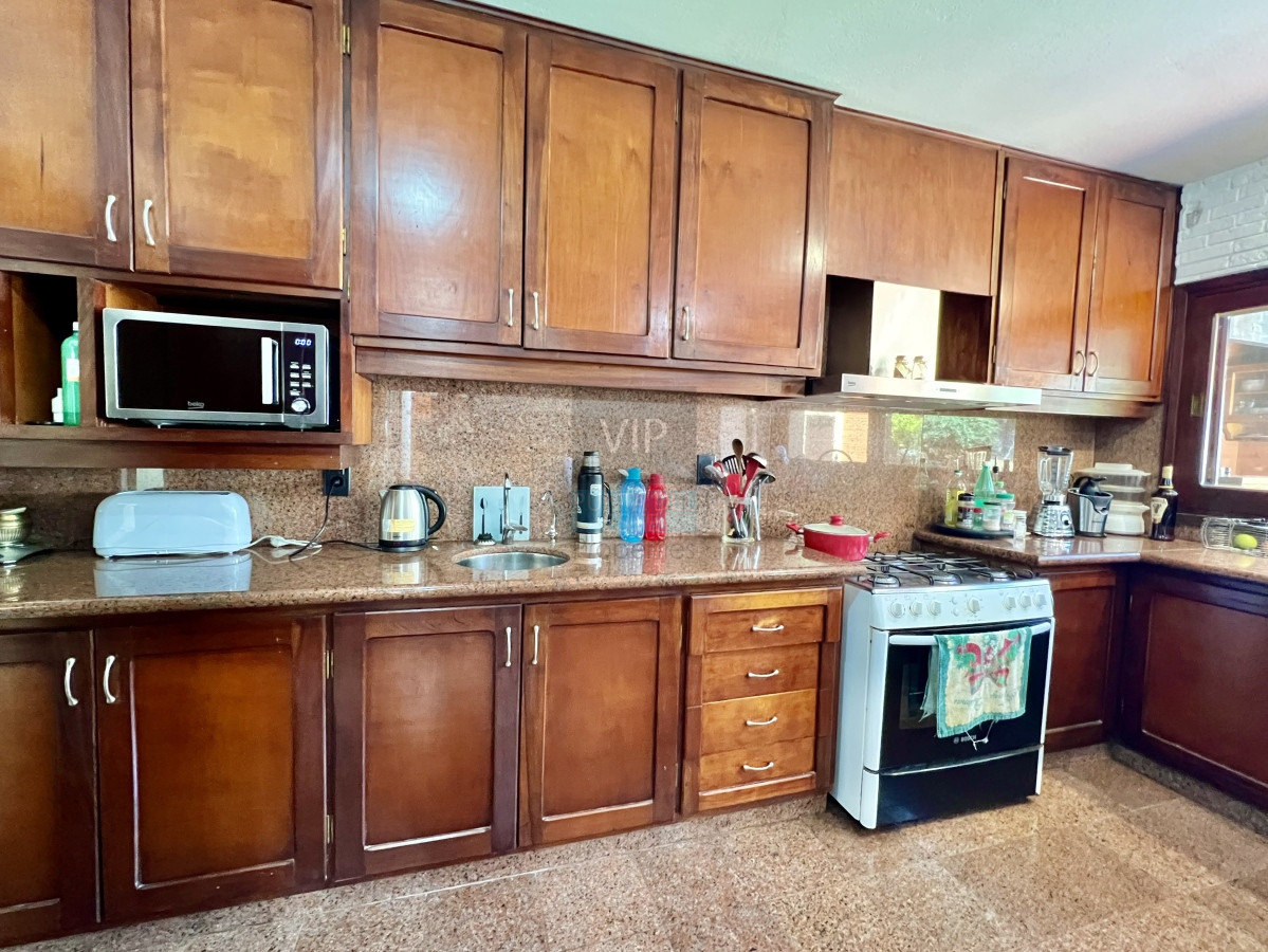 Casa ID.2137 - Casa en barrio residencial con 3000 m2 de parque 