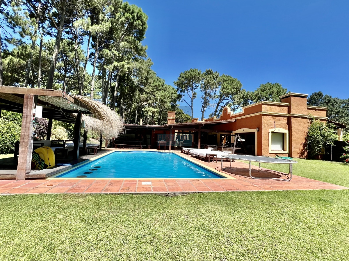 Casa ID.2137 - Casa en barrio residencial con 3000 m2 de parque 