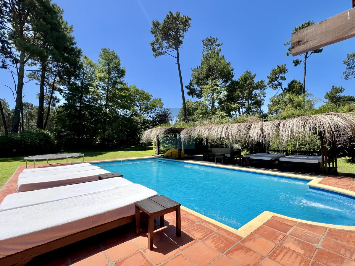 Casa ID.2137 - Casa en barrio residencial con 3000 m2 de parque 