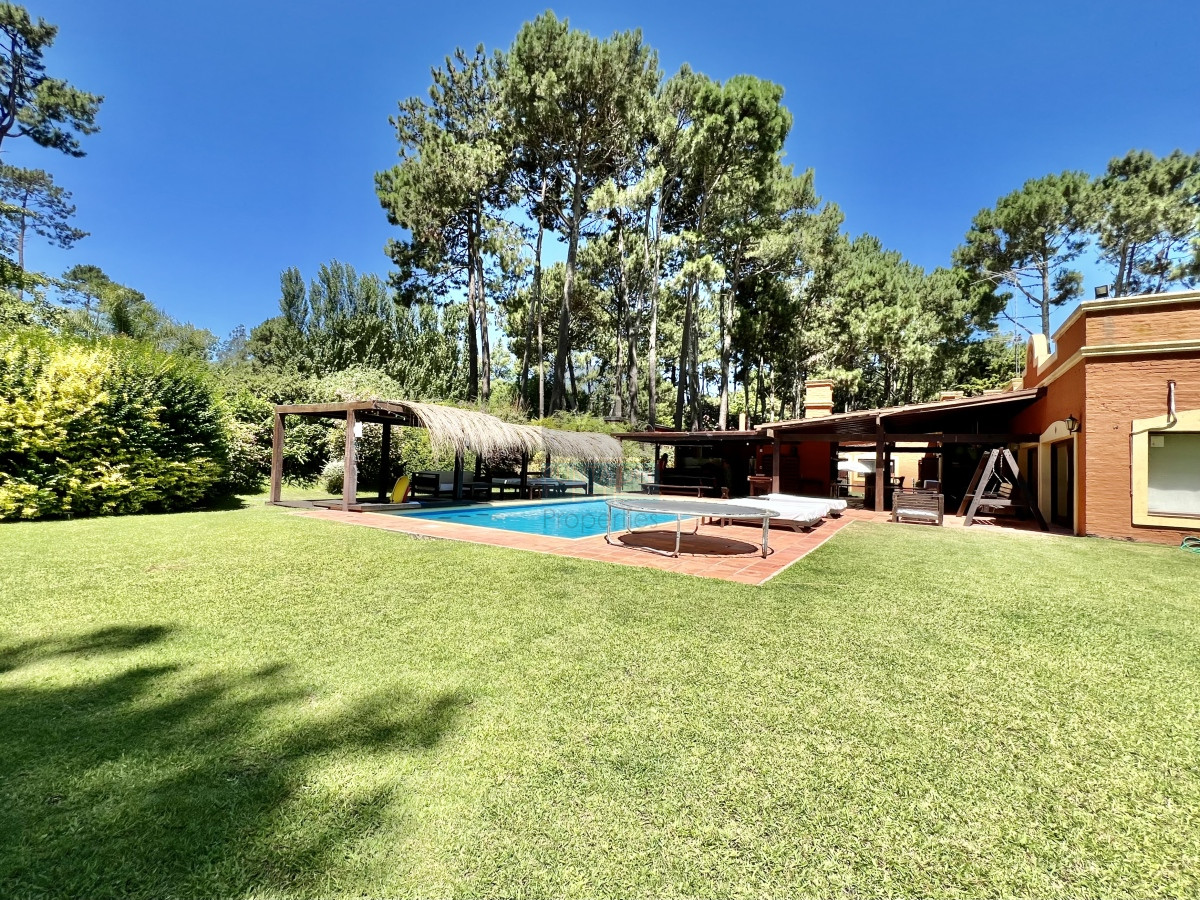 Casa ID.2137 - Casa en barrio residencial con 3000 m2 de parque 
