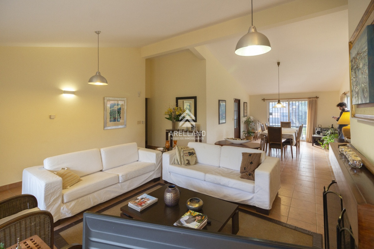 Casa ID.5386 - Venta Casa 4 dormitorios 
