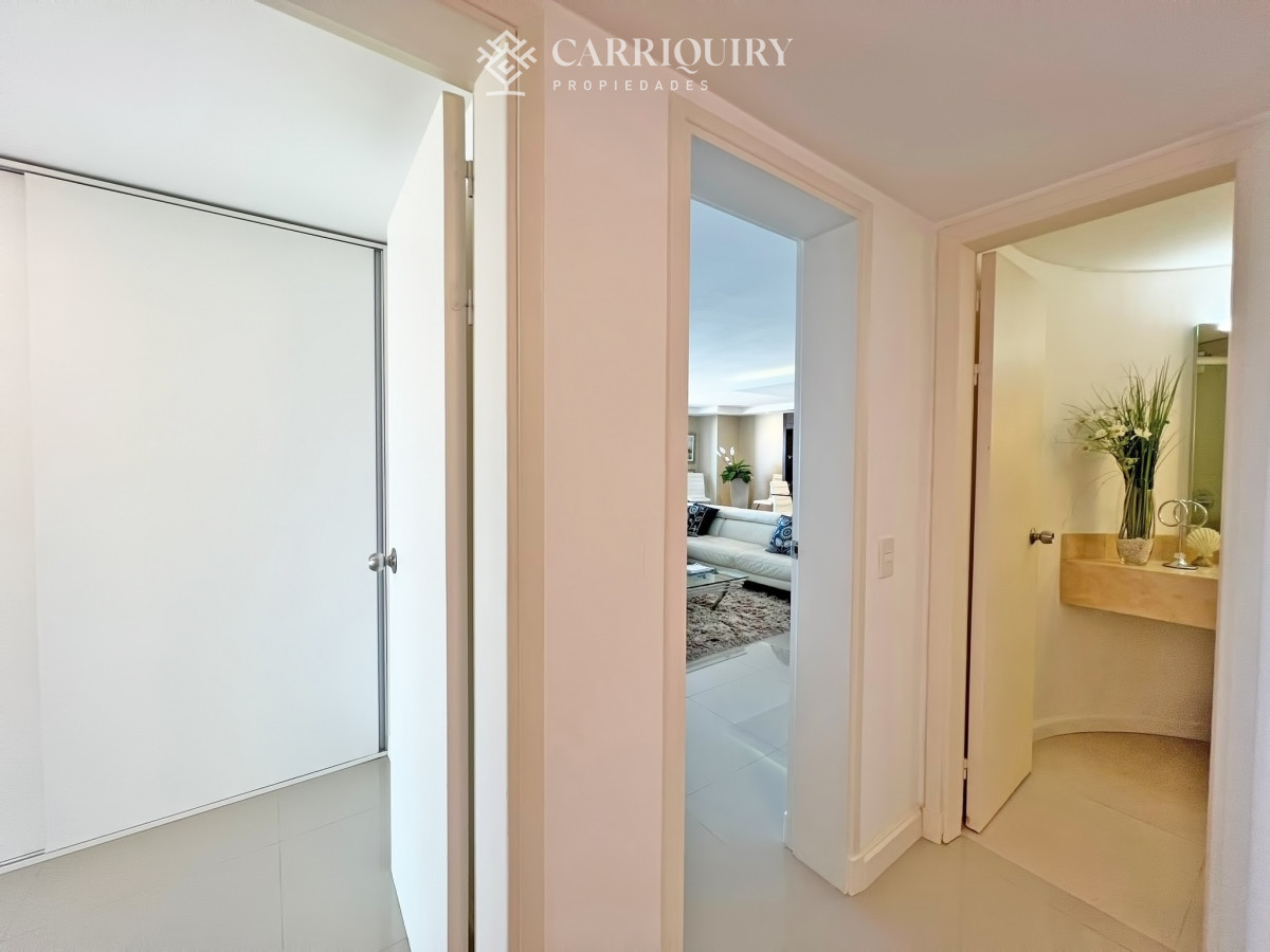 Apartamento ID.9438/Departamento-en-venta-en-Arenas-Blancas-con-vista-al-mar. - Frente al mar, reciclado en torre de gran categoría en venta 