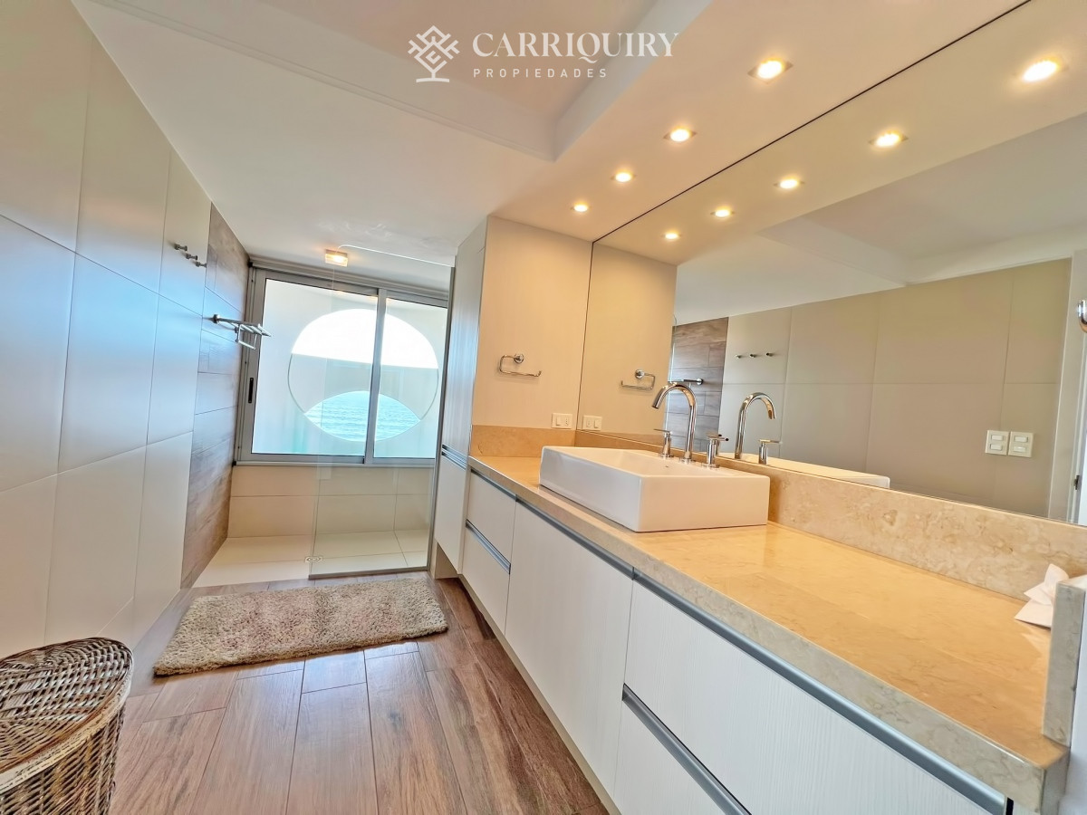 Apartamento ID.9438/Departamento-en-venta-en-Arenas-Blancas-con-vista-al-mar. - Frente al mar, reciclado en torre de gran categoría en venta 