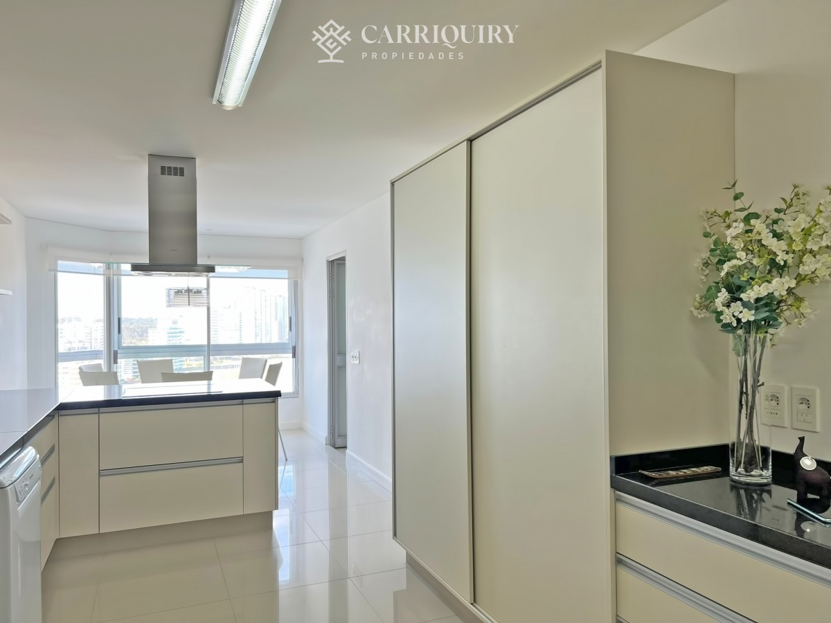 Apartamento ID.9438/Departamento-en-venta-en-Arenas-Blancas-con-vista-al-mar. - Frente al mar, reciclado en torre de gran categoría en venta 