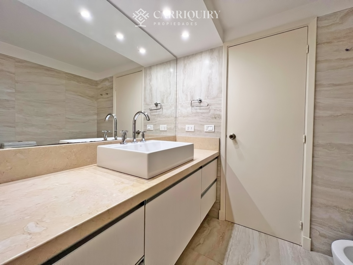 Apartamento ID.9438/Departamento-en-venta-en-Arenas-Blancas-con-vista-al-mar. - Frente al mar, reciclado en torre de gran categoría en venta 