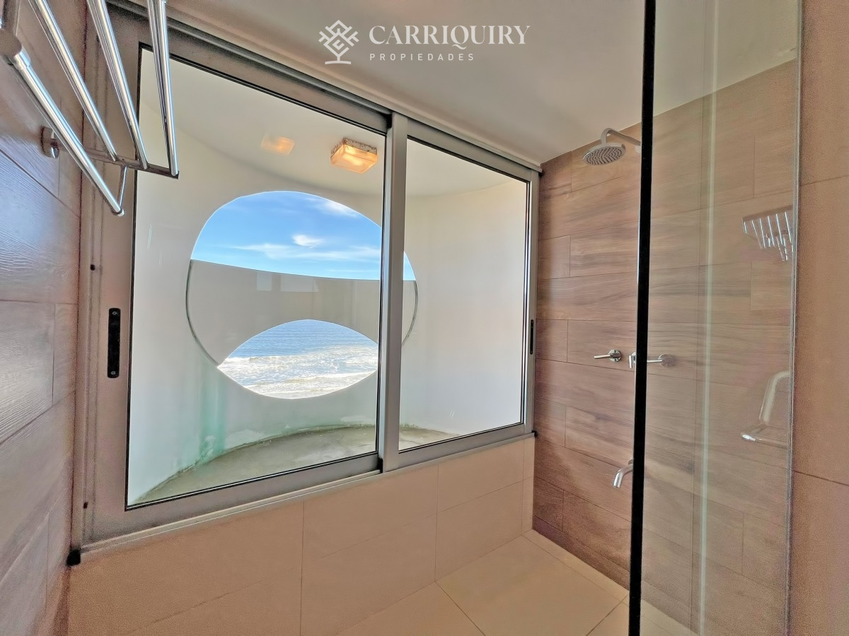 Apartamento ID.9438/Departamento-en-venta-en-Arenas-Blancas-con-vista-al-mar. - Frente al mar, reciclado en torre de gran categoría en venta 