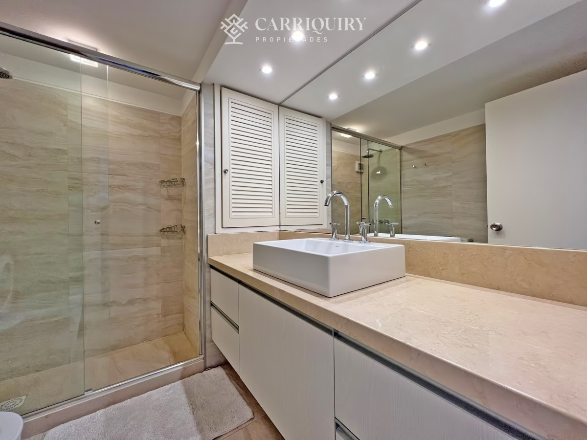 Apartamento ID.9438/Departamento-en-venta-en-Arenas-Blancas-con-vista-al-mar. - Frente al mar, reciclado en torre de gran categoría en venta 