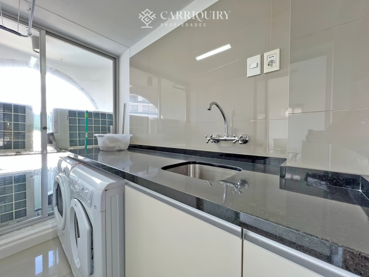 Apartamento ID.9438/Departamento-en-venta-en-Arenas-Blancas-con-vista-al-mar. - Frente al mar, reciclado en torre de gran categoría en venta 