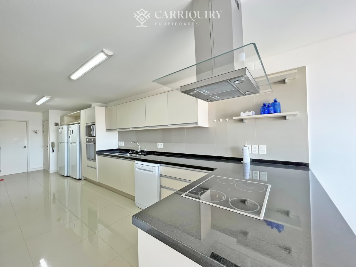 Apartamento ID.9438/Departamento-en-venta-en-Arenas-Blancas-con-vista-al-mar. - Frente al mar, reciclado en torre de gran categoría en venta 