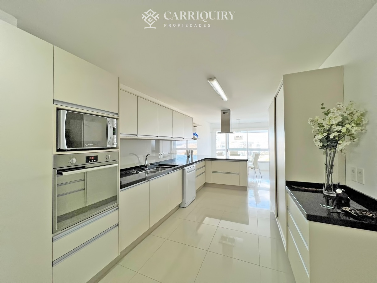 Apartamento ID.9438/Departamento-en-venta-en-Arenas-Blancas-con-vista-al-mar. - Frente al mar, reciclado en torre de gran categoría en venta 