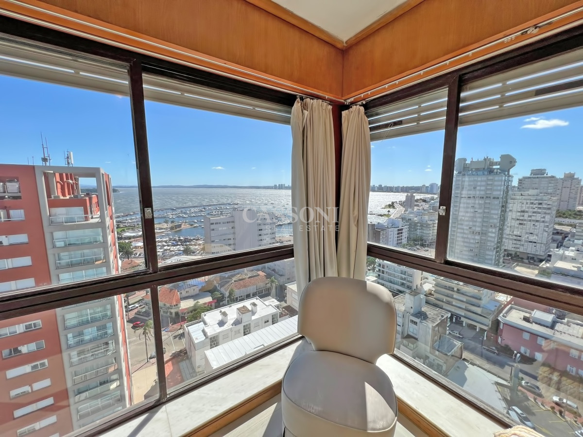Apartamento ID.3192 - Apartamento en venta en Punta del Este, Tres dormitorios + servicio