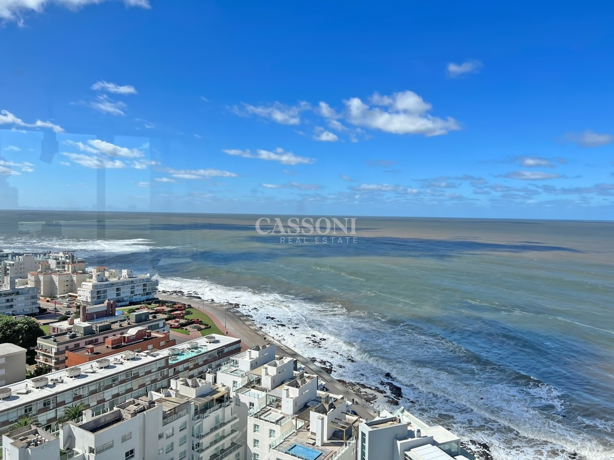 Apartamento ID.3192 - Apartamento en venta en Punta del Este, Tres dormitorios + servicio