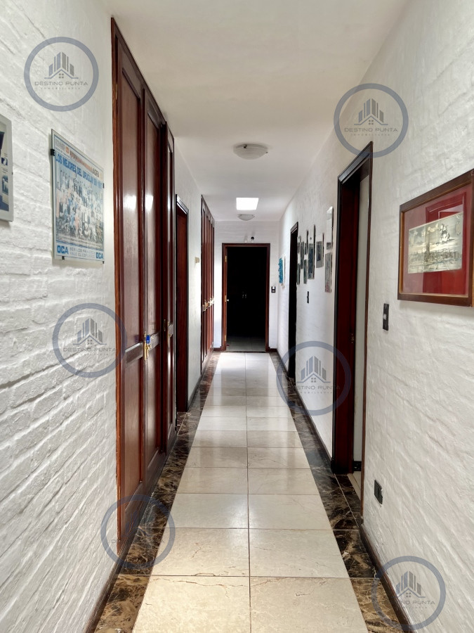 Casa ID.1787 - Casa de 5 Dormitorios en barrio residencial con 3000 m2 de parque en Alquiler Anual 