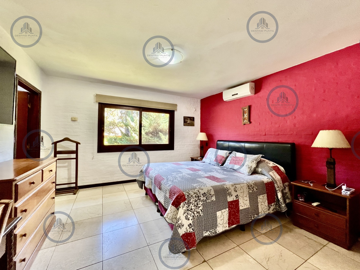 Casa ID.1787 - Casa de 5 Dormitorios en barrio residencial con 3000 m2 de parque en Alquiler Anual 