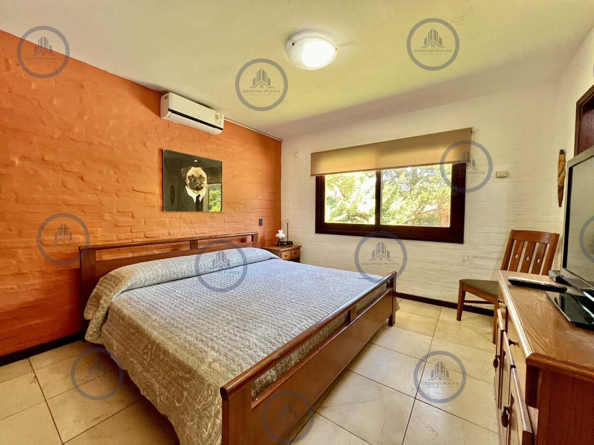 Casa ID.1787 - Casa de 5 Dormitorios en barrio residencial con 3000 m2 de parque en Alquiler Anual 