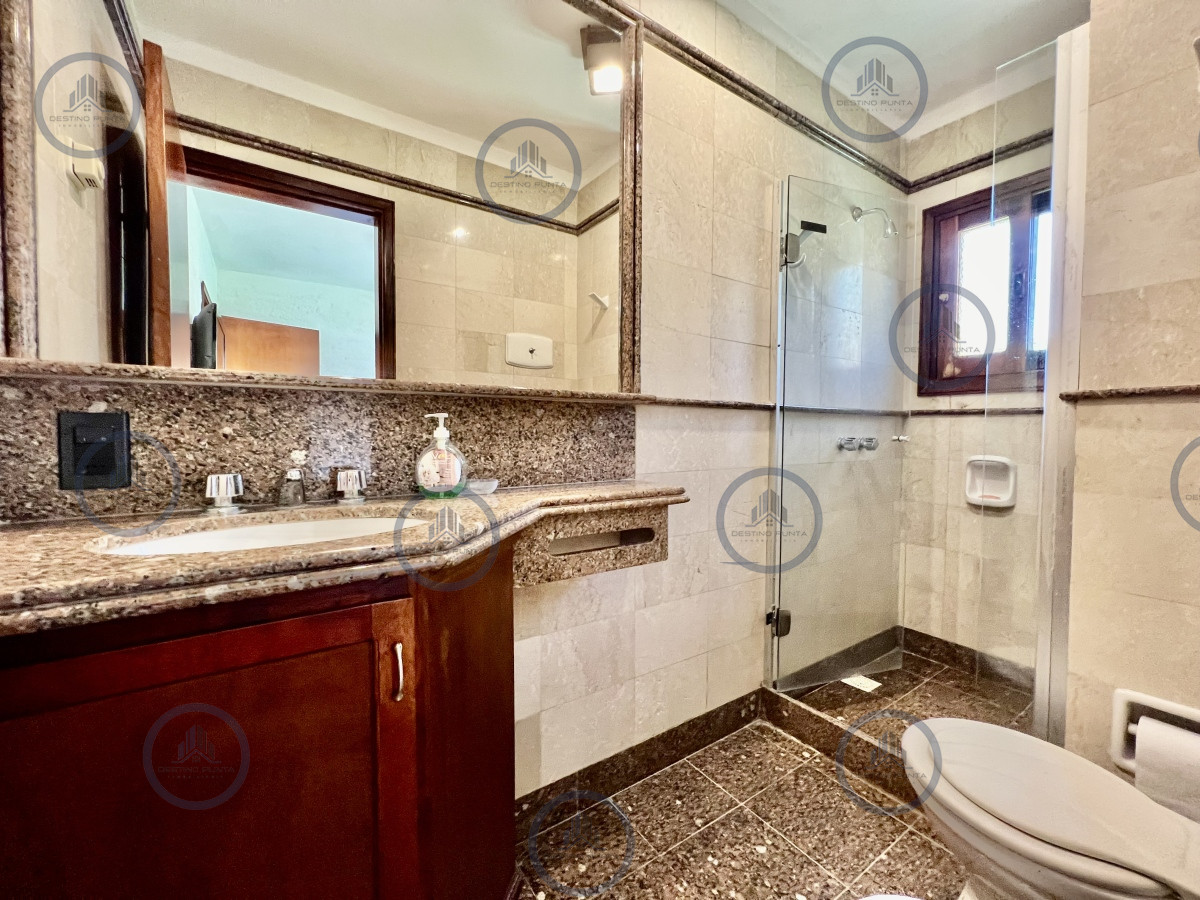 Casa ID.1787 - Casa de 5 Dormitorios en barrio residencial con 3000 m2 de parque en Alquiler Anual 