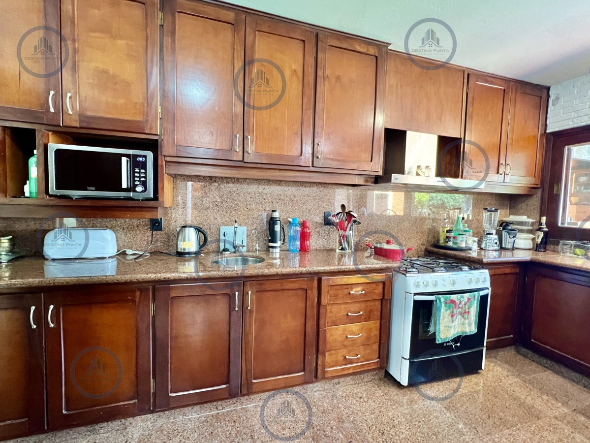 Casa ID.1787 - Casa de 5 Dormitorios en barrio residencial con 3000 m2 de parque en Alquiler Anual 
