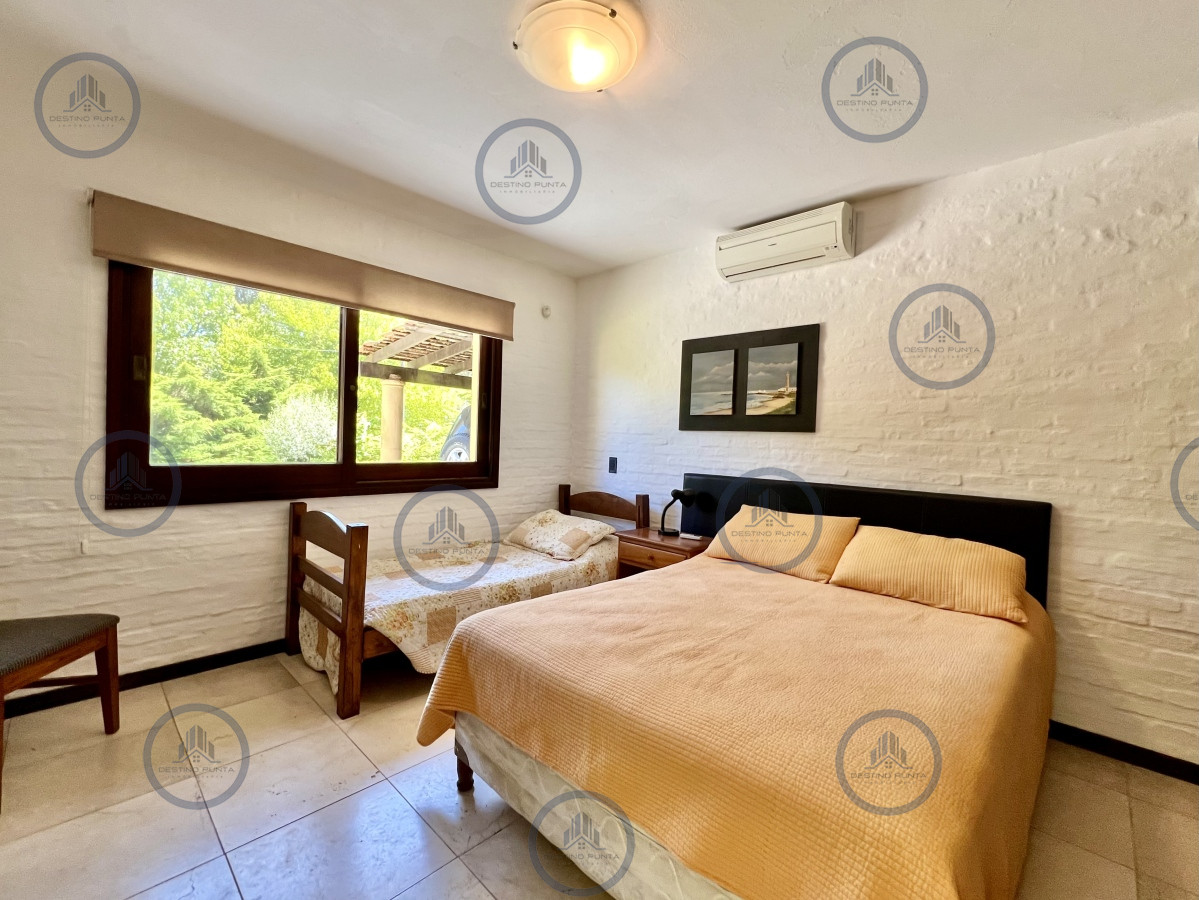 Casa ID.1787 - Casa de 5 Dormitorios en barrio residencial con 3000 m2 de parque en Alquiler Anual 