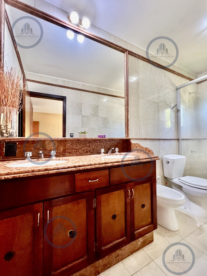 Casa ID.1787 - Casa de 5 Dormitorios en barrio residencial con 3000 m2 de parque en Alquiler Anual 