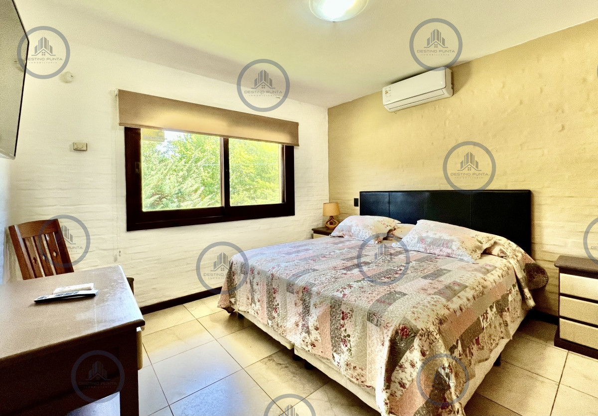 Casa ID.1787 - Casa de 5 Dormitorios en barrio residencial con 3000 m2 de parque en Alquiler Anual 