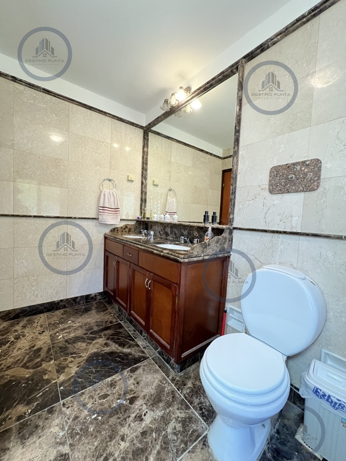 Casa ID.1787 - Casa de 5 Dormitorios en barrio residencial con 3000 m2 de parque en Alquiler Anual 