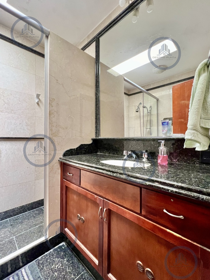 Casa ID.1787 - Casa de 5 Dormitorios en barrio residencial con 3000 m2 de parque en Alquiler Anual 
