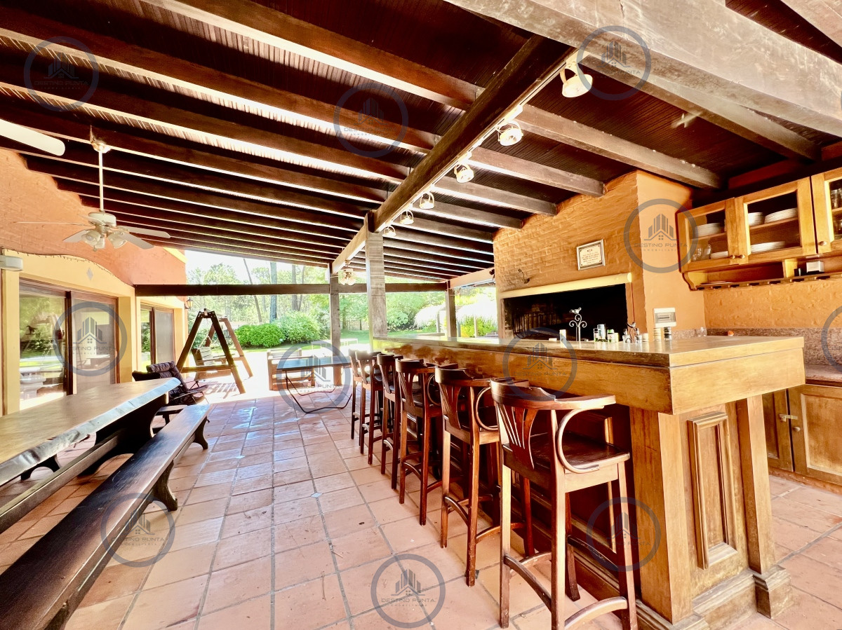 Casa ID.1787 - Casa de 5 Dormitorios en barrio residencial con 3000 m2 de parque en Alquiler Anual 