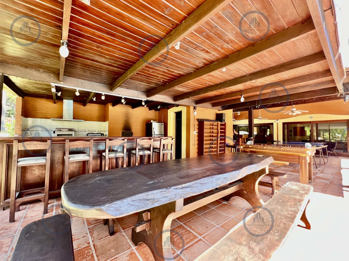 Casa ID.1787 - Casa de 5 Dormitorios en barrio residencial con 3000 m2 de parque en Alquiler Anual 