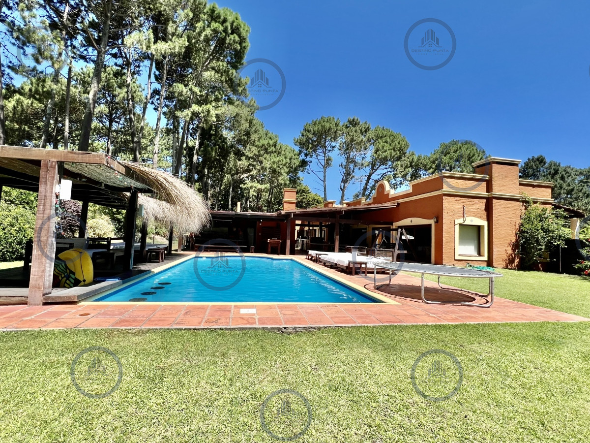 Casa ID.1787 - Casa de 5 Dormitorios en barrio residencial con 3000 m2 de parque en Alquiler Anual 