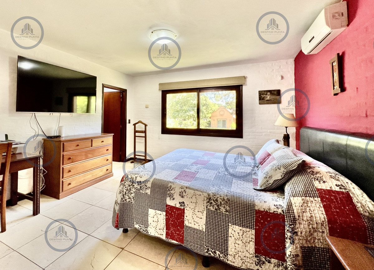 Casa ID.1787 - Casa de 5 Dormitorios en barrio residencial con 3000 m2 de parque en Alquiler Anual 