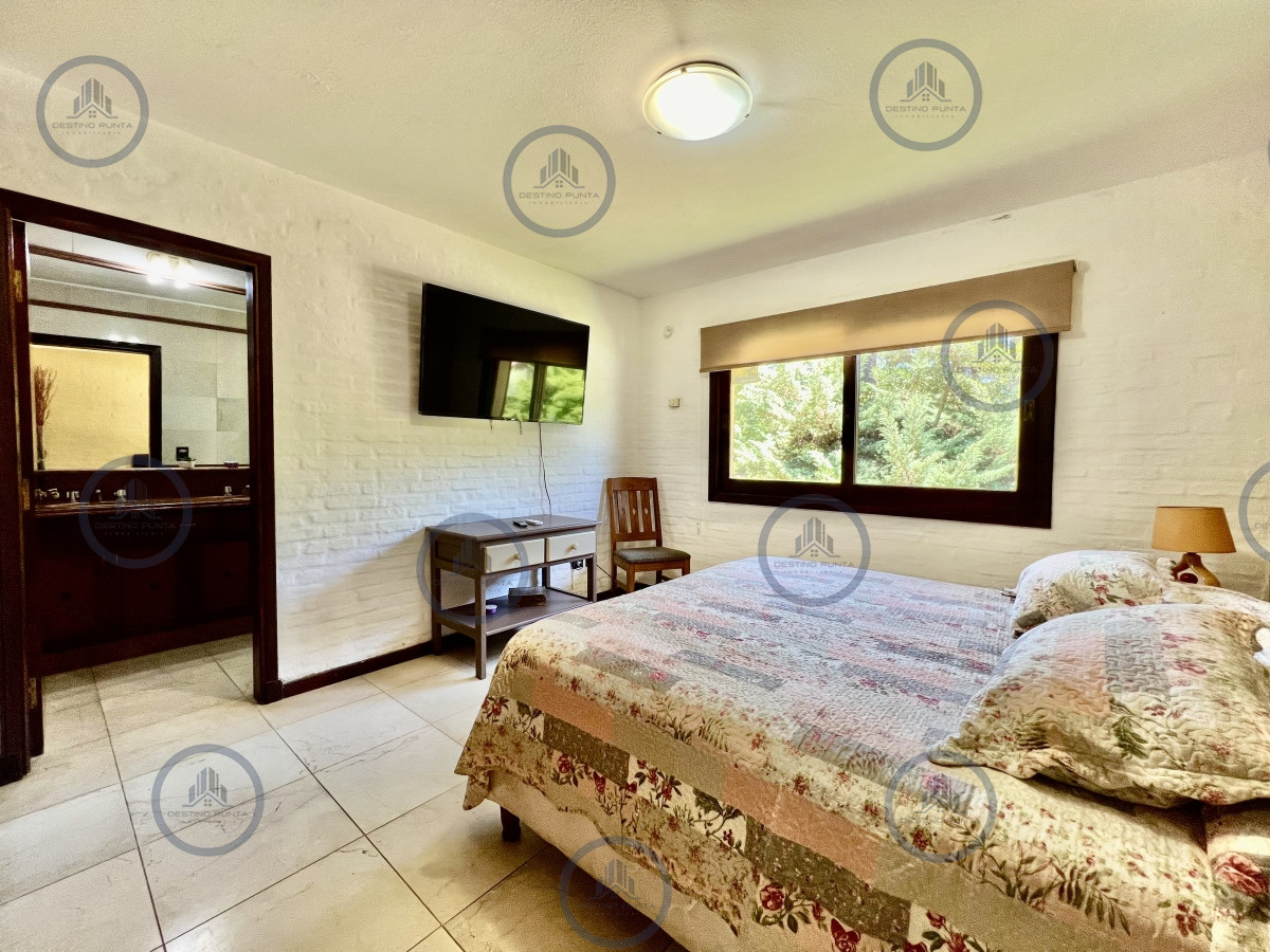 Casa ID.1787 - Casa de 5 Dormitorios en barrio residencial con 3000 m2 de parque en Alquiler Anual 
