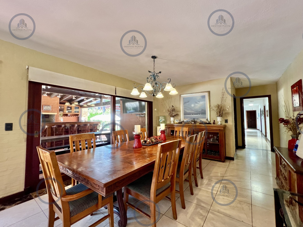 Casa ID.1787 - Casa de 5 Dormitorios en barrio residencial con 3000 m2 de parque en Alquiler Anual 