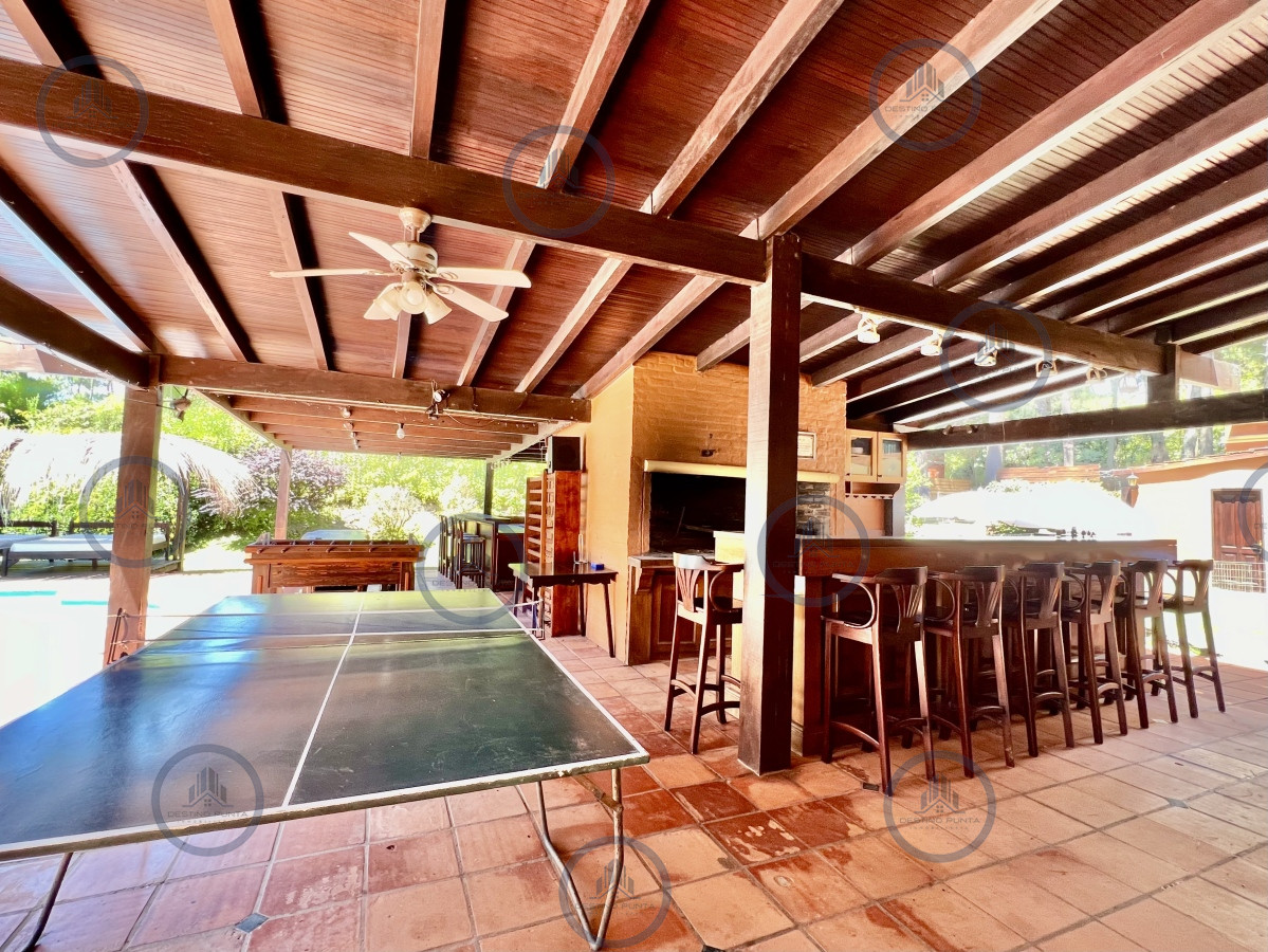 Casa ID.1787 - Casa de 5 Dormitorios en barrio residencial con 3000 m2 de parque en Alquiler Anual 