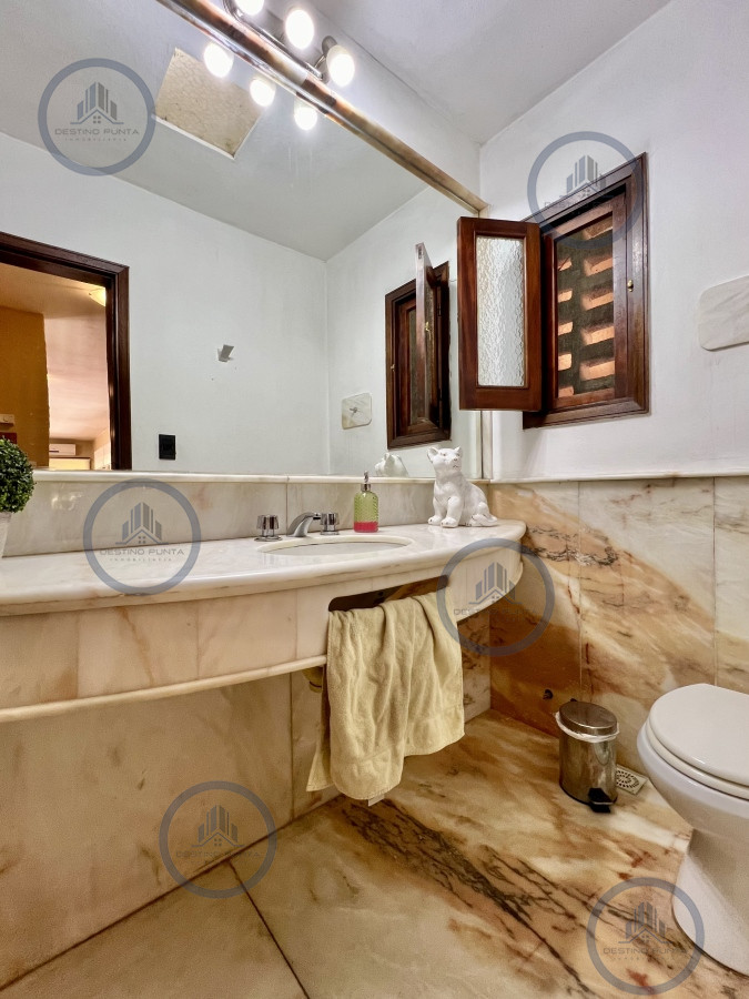 Casa ID.1787 - Casa de 5 Dormitorios en barrio residencial con 3000 m2 de parque en Alquiler Anual 