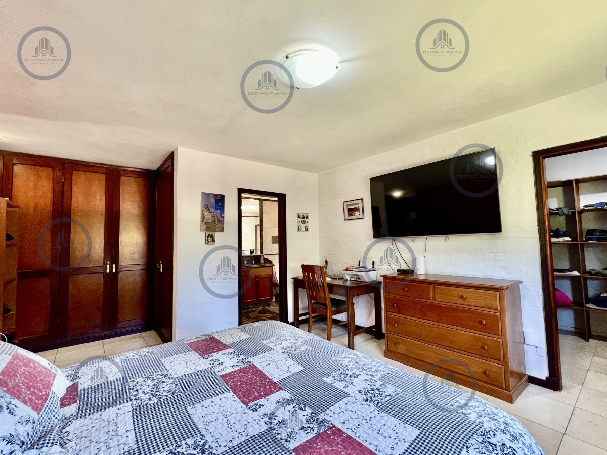 Casa ID.1787 - Casa de 5 Dormitorios en barrio residencial con 3000 m2 de parque en Alquiler Anual 