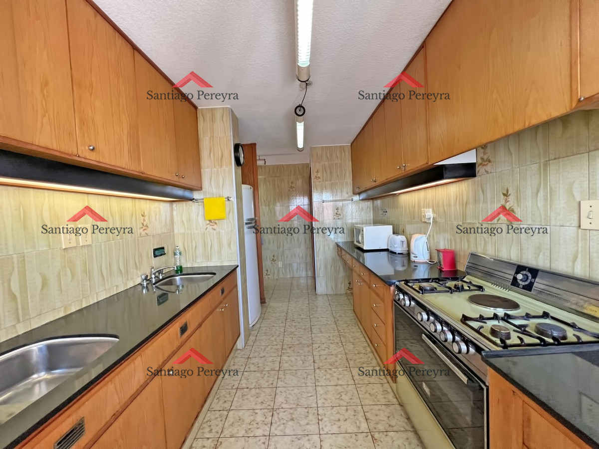 Apartamento ID.15581 - Apartamento en venta en Punta del Este, Tres dormitorios + servicio