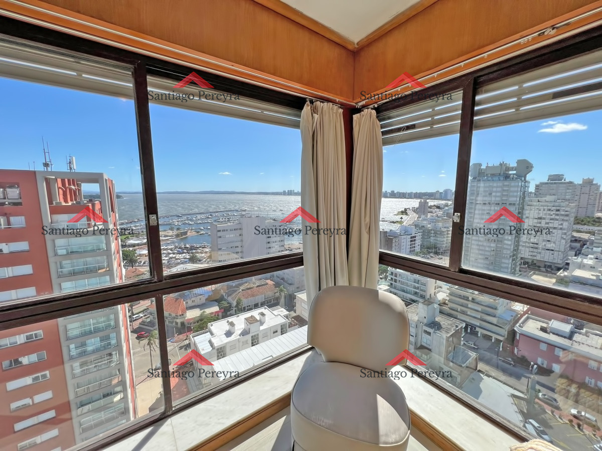 Apartamento ID.15581 - Apartamento en venta en Punta del Este, Tres dormitorios + servicio