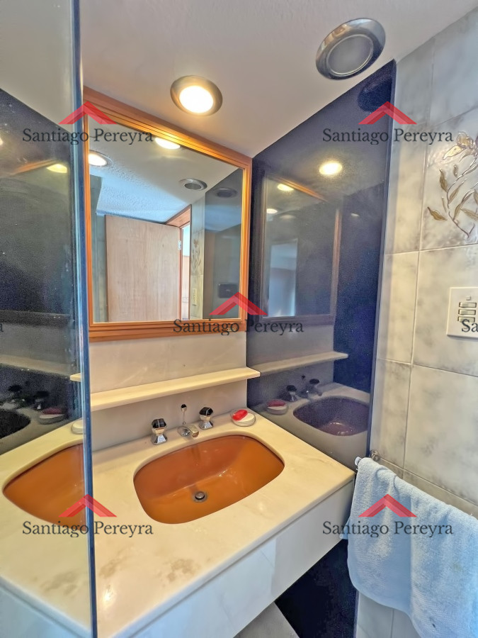 Apartamento ID.15581 - Apartamento en venta en Punta del Este, Tres dormitorios + servicio