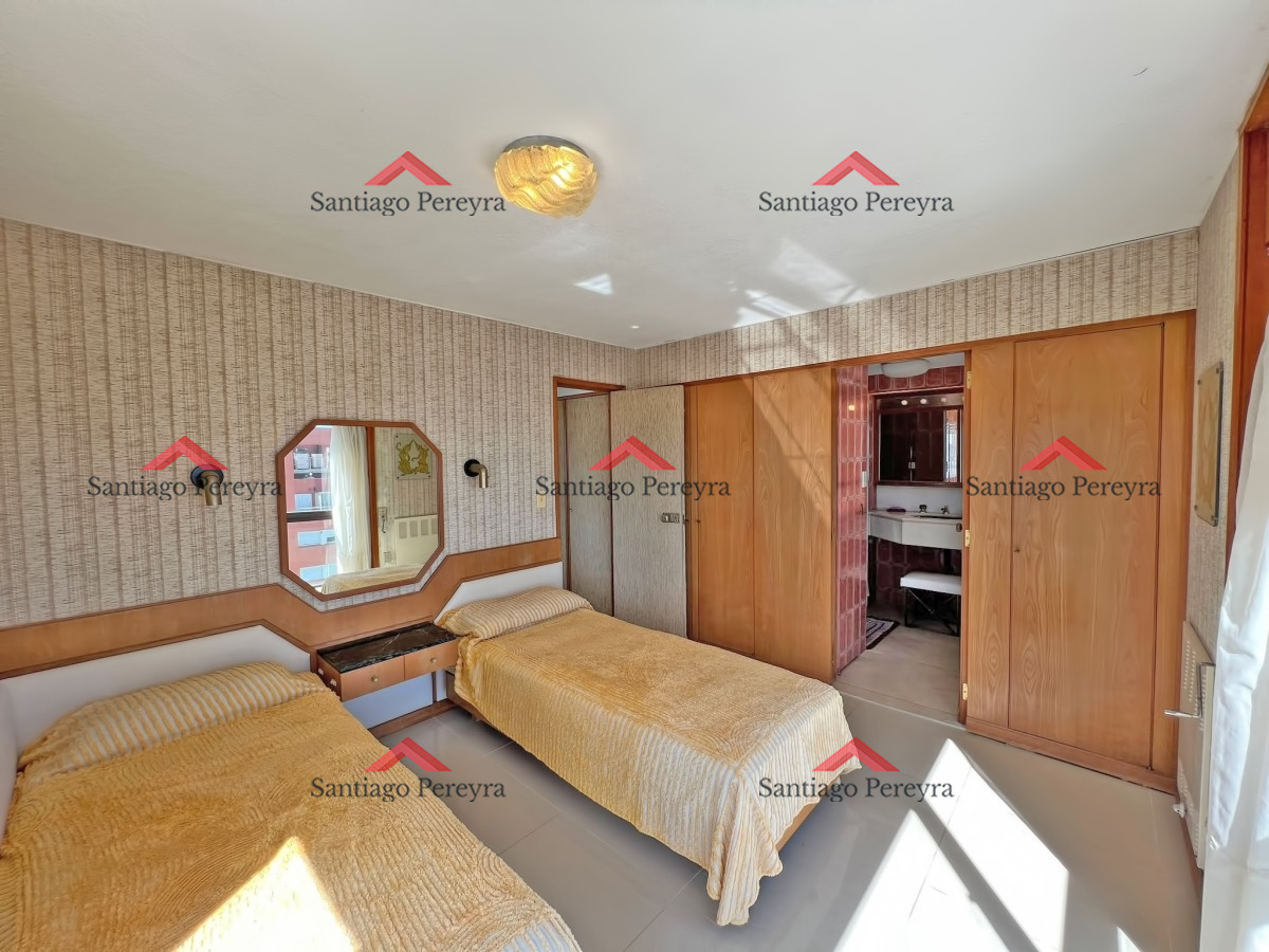 Apartamento ID.15581 - Apartamento en venta en Punta del Este, Tres dormitorios + servicio
