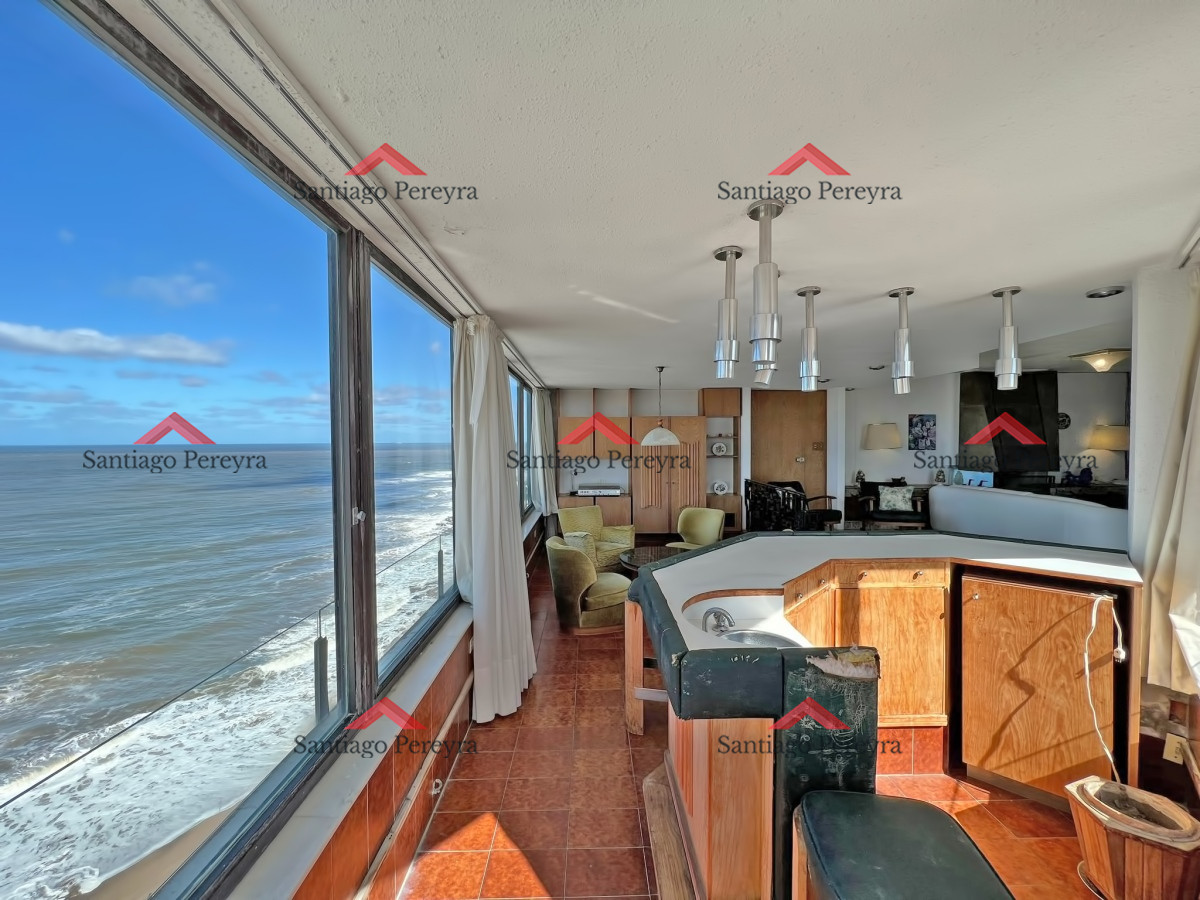 Apartamento ID.15581 - Apartamento en venta en Punta del Este, Tres dormitorios + servicio