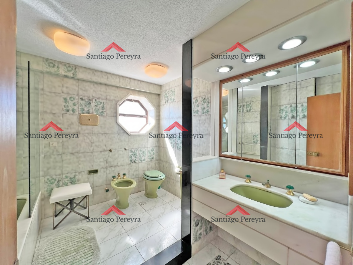 Apartamento ID.15581 - Apartamento en venta en Punta del Este, Tres dormitorios + servicio