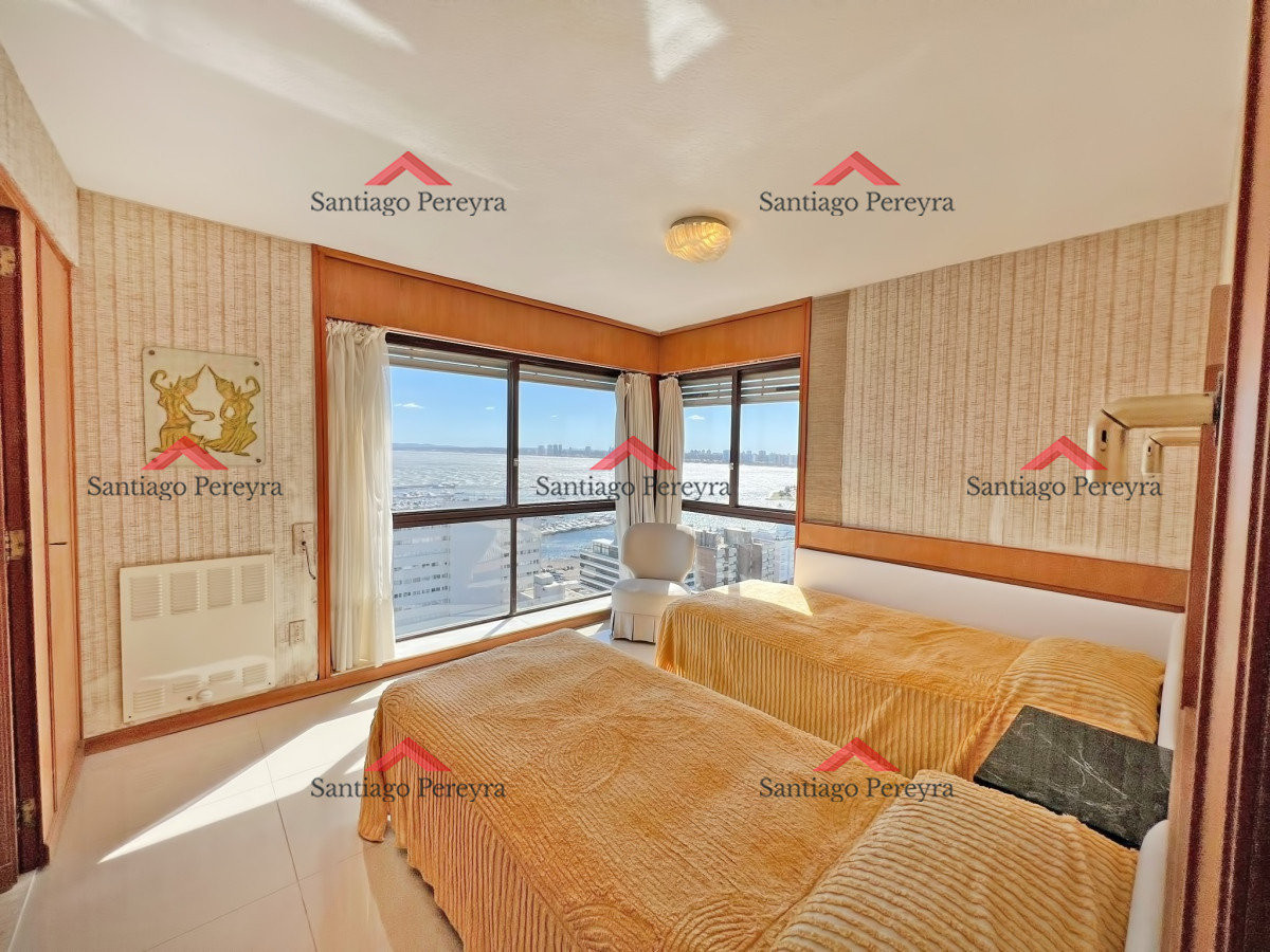 Apartamento ID.15581 - Apartamento en venta en Punta del Este, Tres dormitorios + servicio
