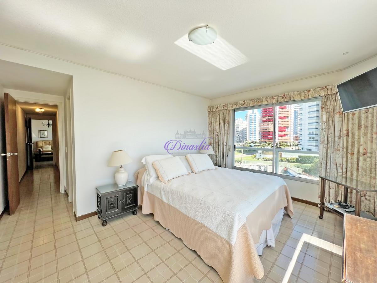 Apartamento ID.438 - Venta y Alquiler Apartamento de 2 dormitorios frente al mar en Playa Brava, Punta del Este.