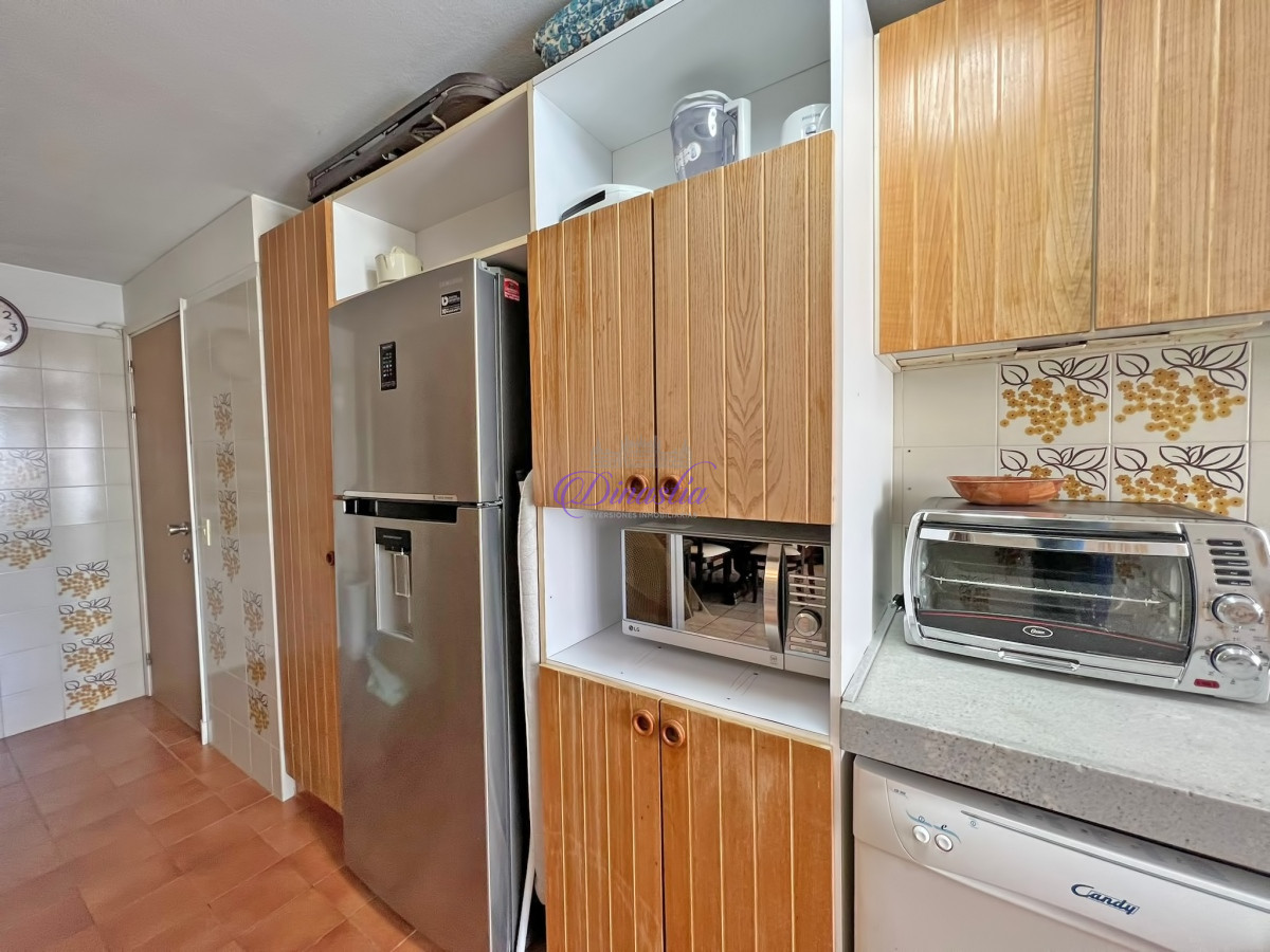 Apartamento ID.438 - Venta y Alquiler Apartamento de 2 dormitorios frente al mar en Playa Brava, Punta del Este.