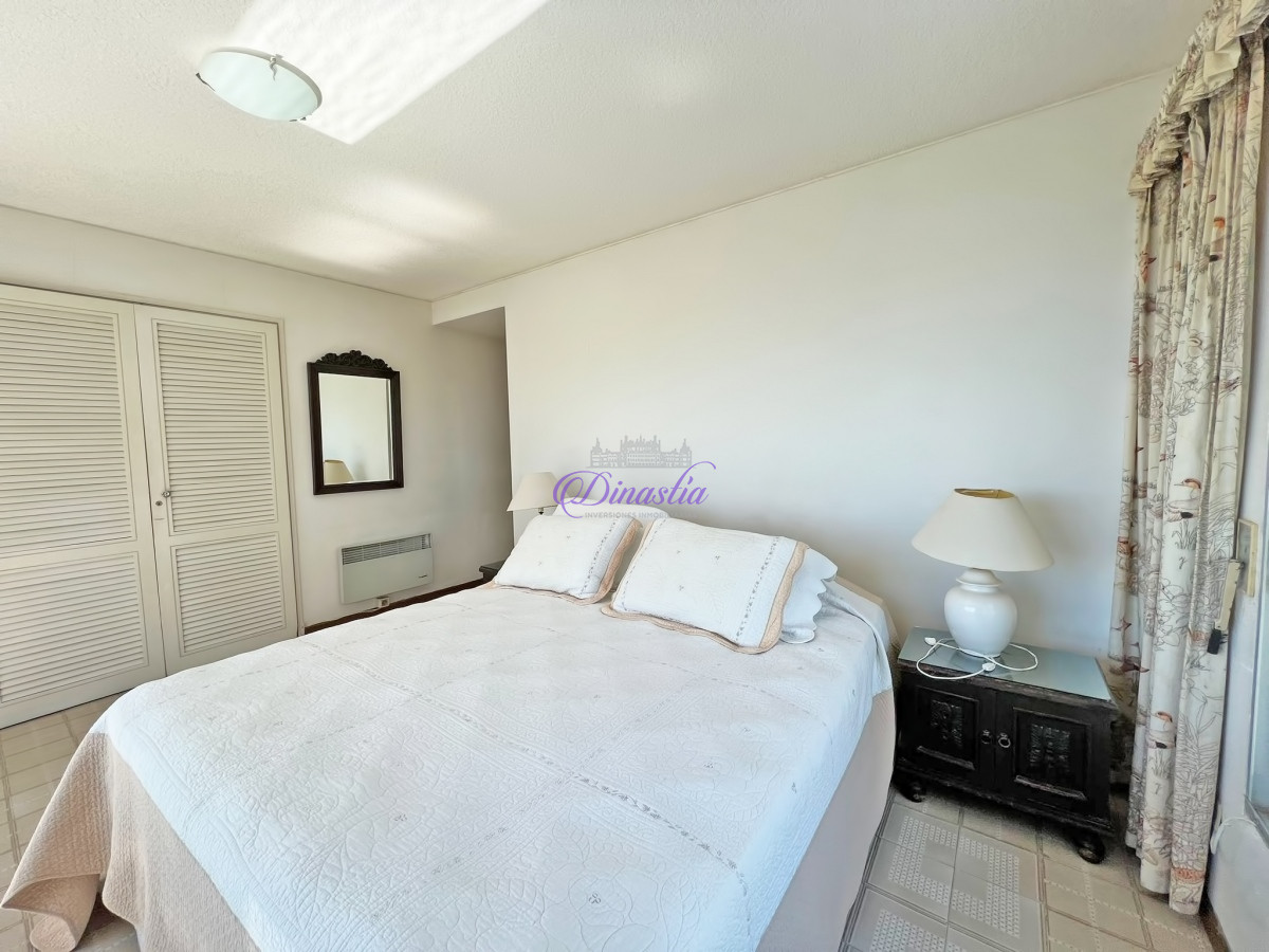 Apartamento ID.438 - Venta y Alquiler Apartamento de 2 dormitorios frente al mar en Playa Brava, Punta del Este.
